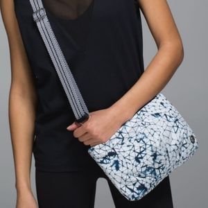 Lululemon Hip To Be Free Bag in Print Star Crushed White Deep Navy/Naval Blue